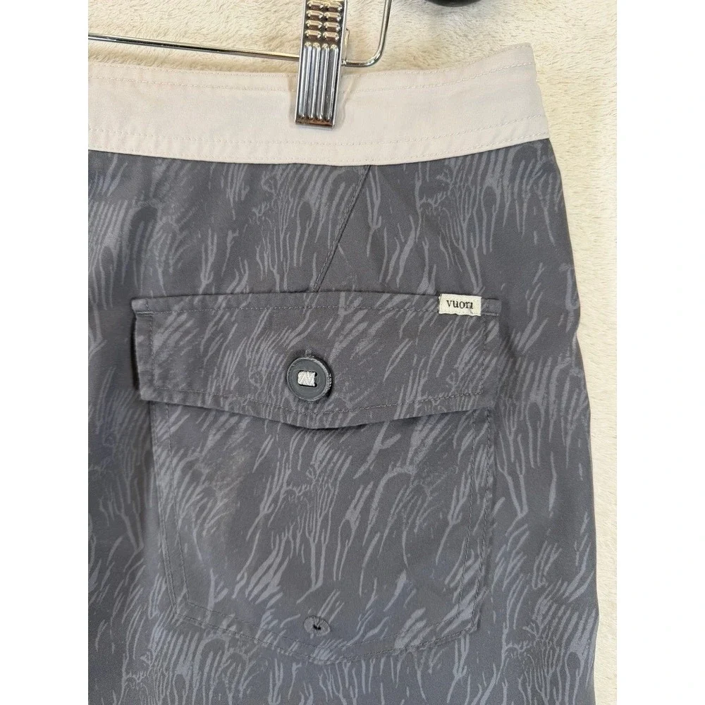 Vuori Cruise Boardshorts Mens Charcoal Grey Abstract Print Swim Trunks V314